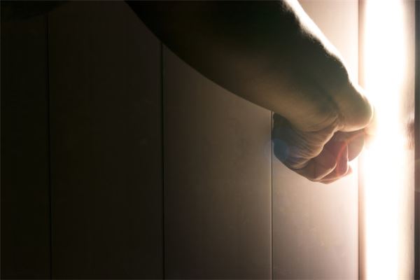 夢見自己關門鎖門_周公解夢