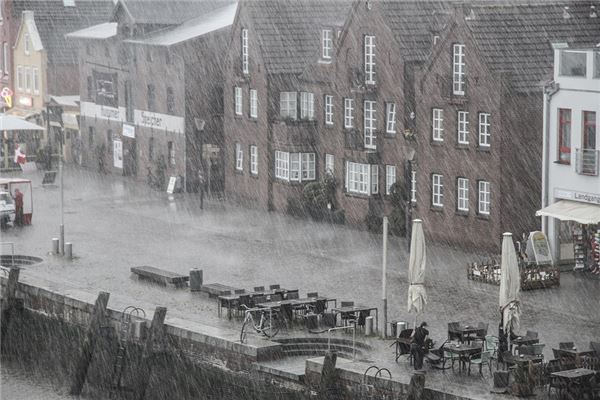 夢到了下雨屋裡漏水好不好_周公解夢