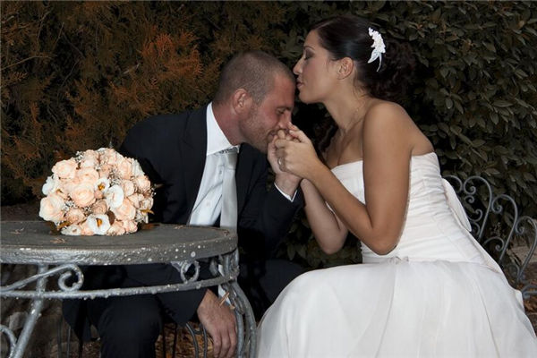 夢見親吻是什麼意思_周公解夢