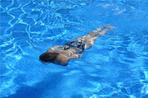 夢到媽媽游泳有何寓意_周公解夢