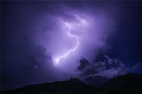 夢見閃電下雨_周公解夢