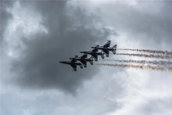 夢見飛機掉下來了是什麼意思_周公解夢