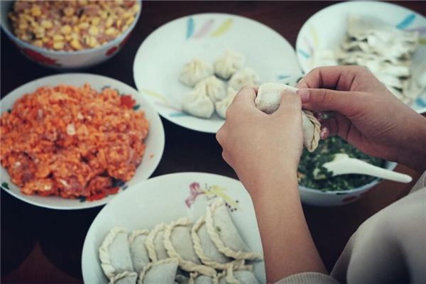 已婚女子夢見吃餃子_周公解夢