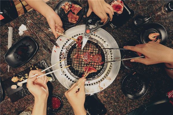 女人夢見吃自助餐_周公解夢