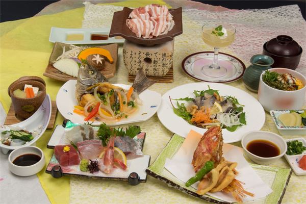 夢見家裡請客擺酒宴_周公解夢