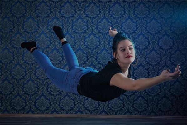 夢到了人在天上飛意味著什麼_周公解夢