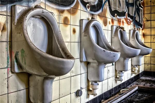 夢見髒廁所_周公解夢