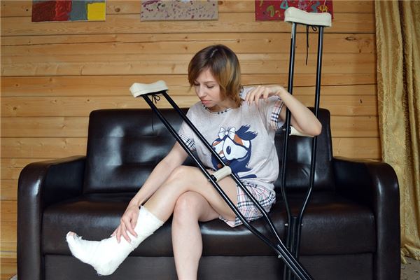 夢見腿骨折了有什麼意思_周公解夢