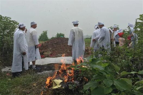 夢見白孝衣預示了什麼_周公解夢