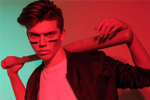 女人夢見夢到有流氓追_周公解夢