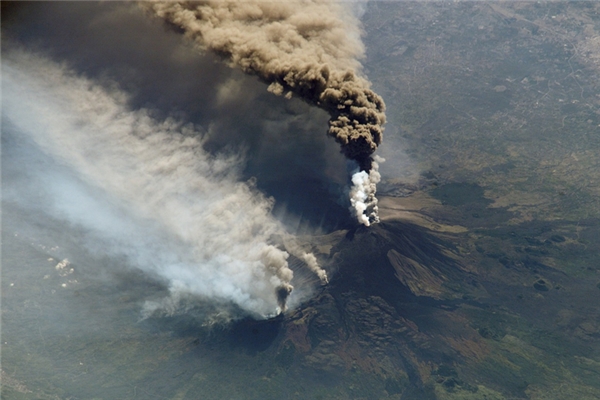 夢見火山爆發和打仗我逃跑預示什麼_周公解夢