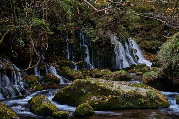 夢見泉水清澈湧出_周公解夢