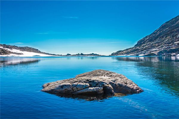 夢見湖泊：水清為吉，水臭為凶_周公解夢