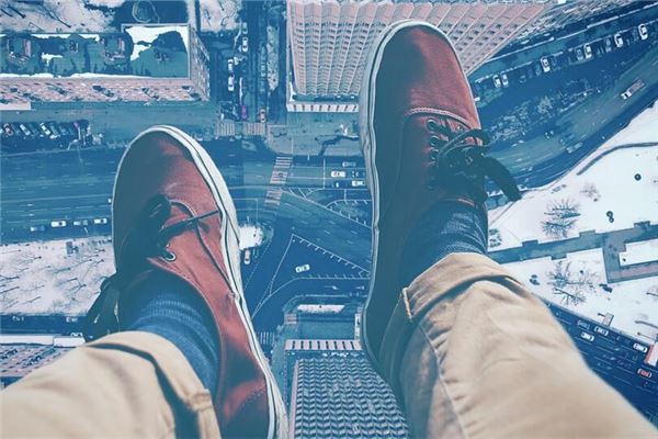 夢見有人墜樓_周公解夢