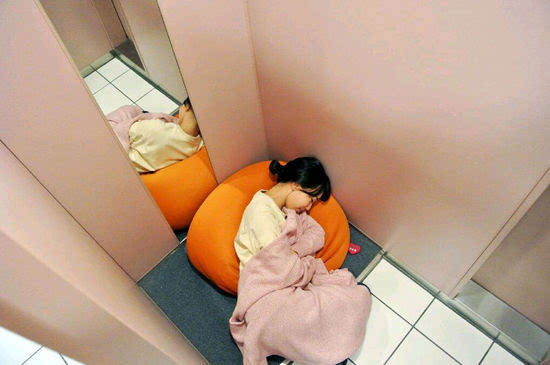 夢見在廁所睡覺