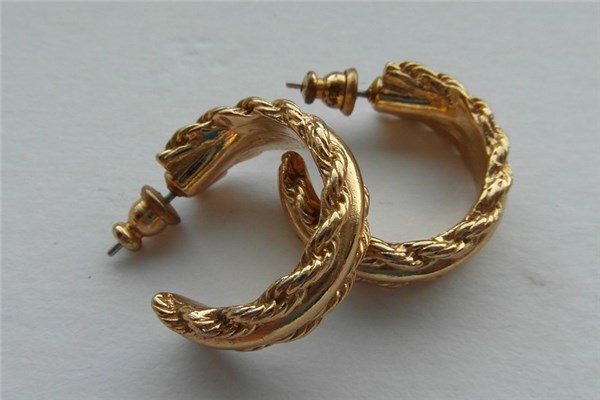 夢到買金耳環有何寓意_周公解夢