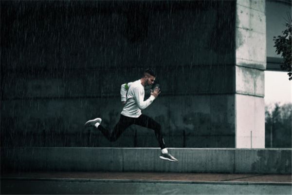 夢見被追_周公解夢