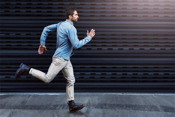 夢見被別人追著跑_周公解夢