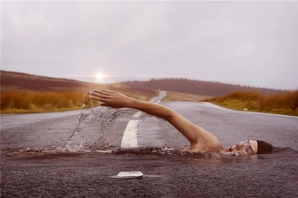 夢見路上都是水_周公解夢