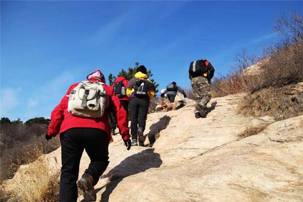 夢見爬山山垮掉,自己差點掉下去_周公解夢