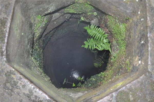 夢見向水井中丟石頭_周公解夢