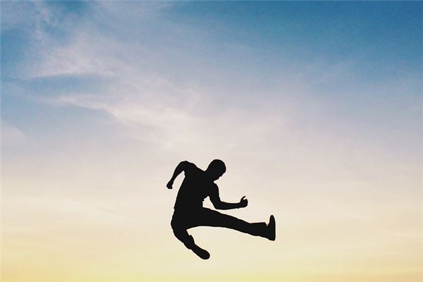 夢見踢別人好不好_周公解夢