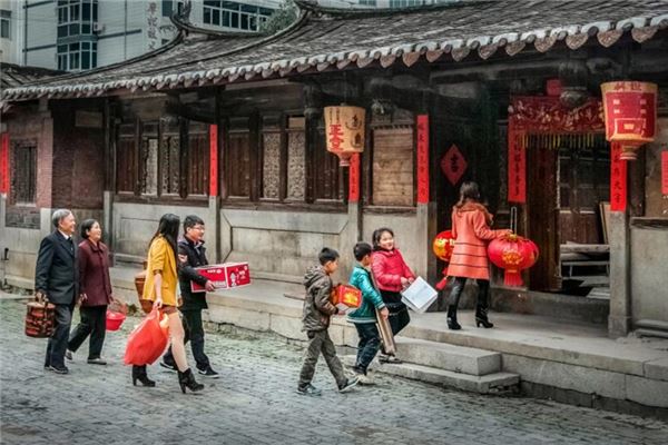 夢見家裡聚集很多人_周公解夢