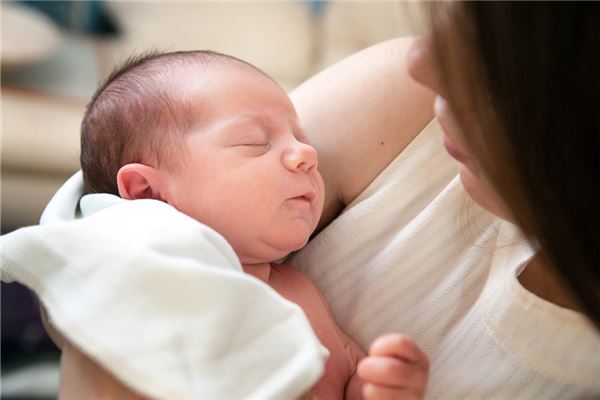 夢見自己抱個孩子_周公解夢