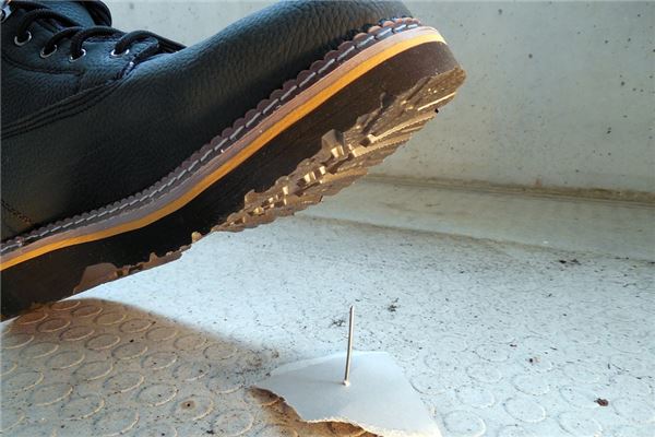 夢見腳上扎刺意味什麼_周公解夢