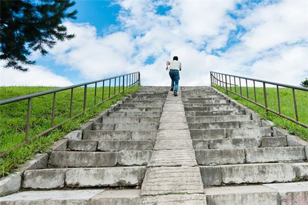 夢見樓梯塌了_周公解夢