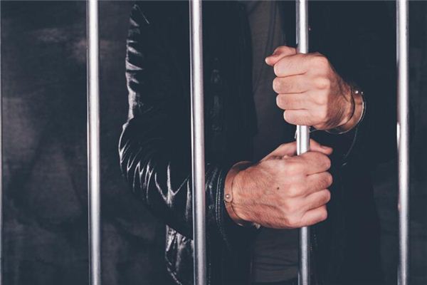 女性夢見坐牢_周公解夢