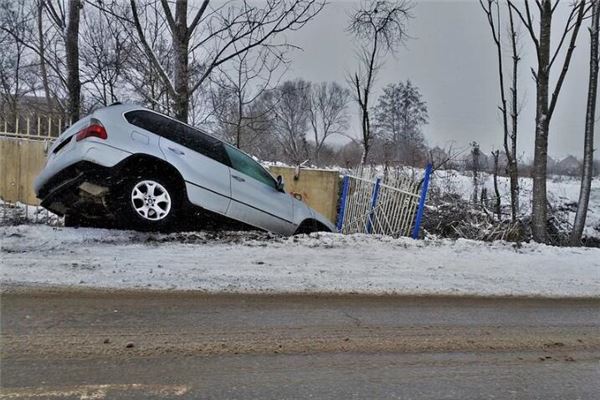 夢到自家車掉溝里了_周公解夢