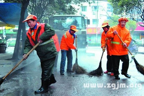 夢見用水沖洗路面