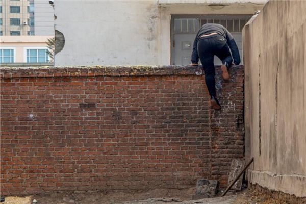 夢見自己翻牆_周公解夢