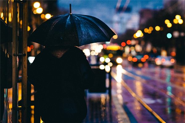 夢見淋雨走路_周公解夢