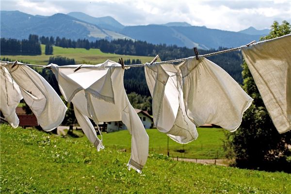 夢見衣服沾水_周公解夢