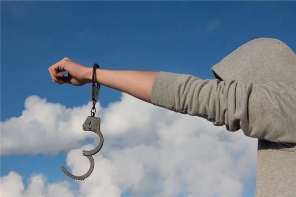 夢見親弟被警察抓了_周公解夢