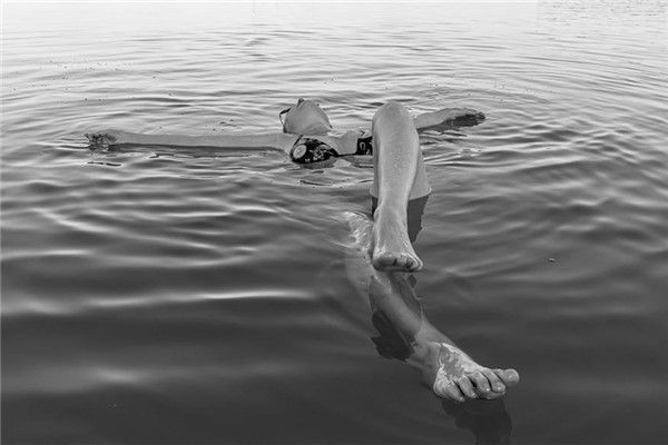 夢見水裡睡覺是凶兆還是吉兆_周公解夢