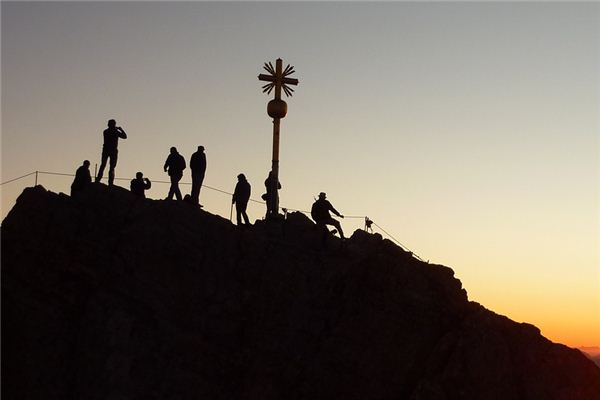 夢見和別人一起上山_周公解夢