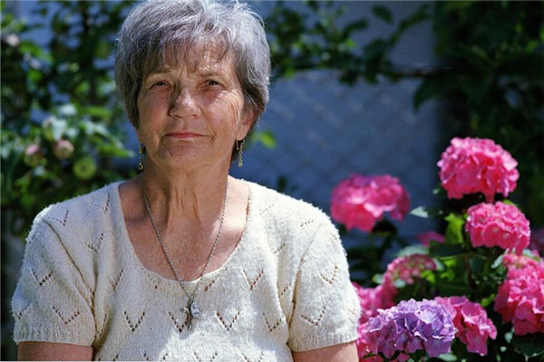 夢見老年女人是什麼意思_周公解夢