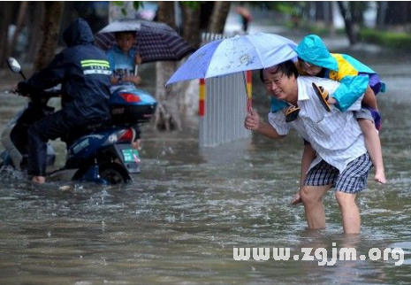 夢見下雨積水