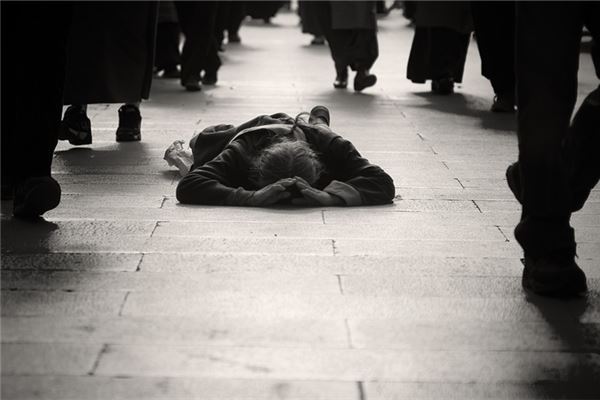 夢見跪拜磕頭_周公解夢