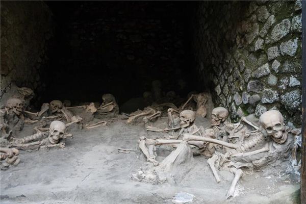 夢見滿地死人_周公解夢