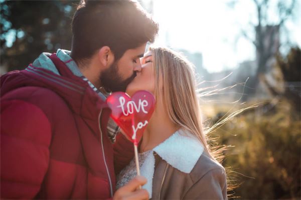 夢見和女生接吻_周公解夢