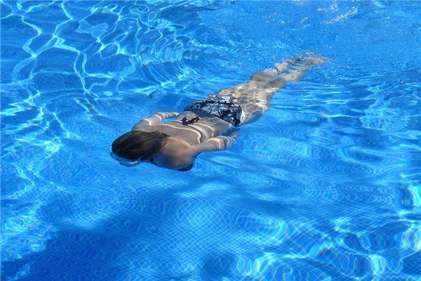 夢到女人掉河裡_周公解夢