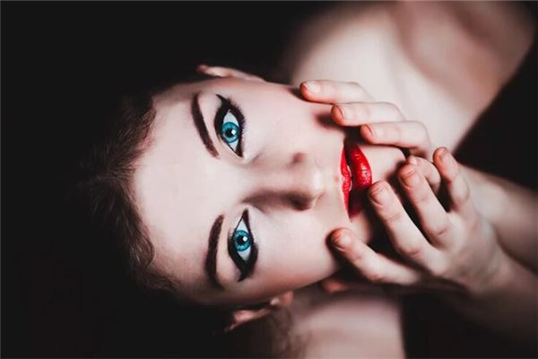 女人夢見臉上長膿包_周公解夢