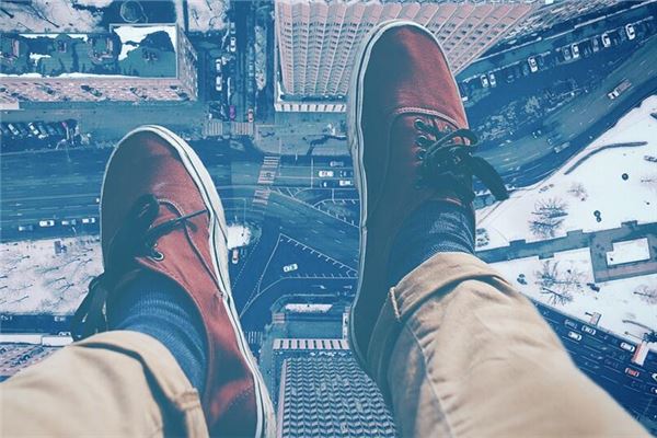 夢到親人在眼前墜樓_周公解夢