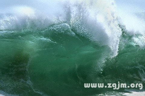 夢見高大的浪濤兇猛湧來