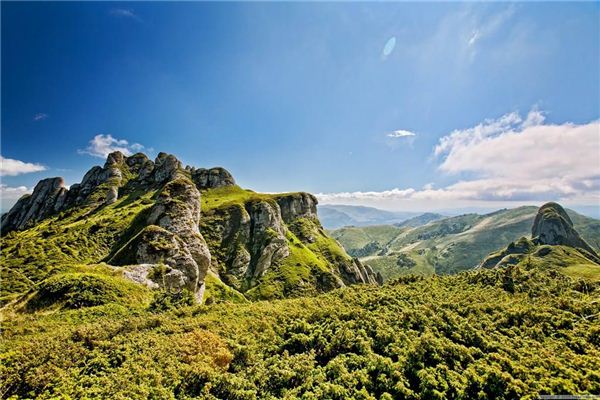 夢見高山：晴日登山吉，雨日登山凶_周公解夢