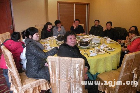 夢見在家裡與家人一起用餐